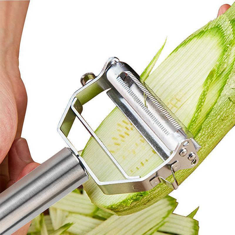 Metallsparschäler schält Zucchini, Edelstahl, ergonomisch, Küchenwerkzeug, Gemüsezubereitung.