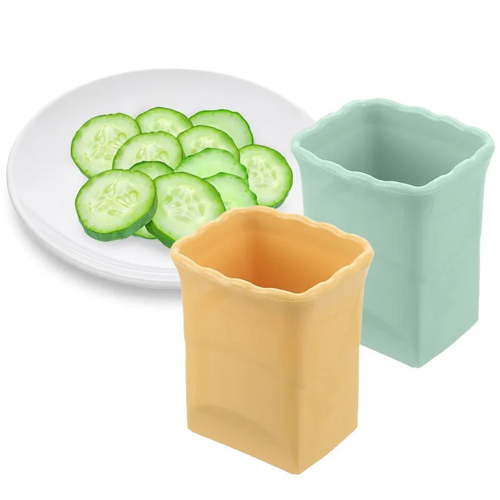 Zwei Gemüseschneider in Pastellfarben, ideal für Gurken und Obst, auf weißem Hintergrund.