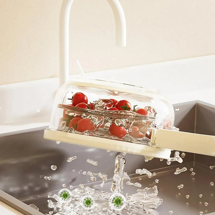 Tomaten in transparentem Abtropfsieb über Spüle, Wasser fließt ab, Küchenzubehör.