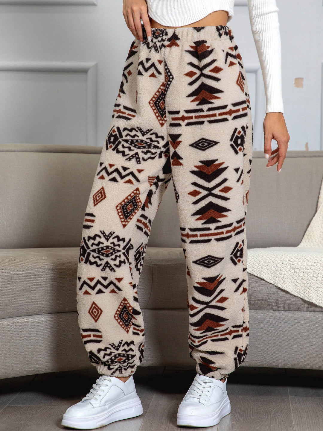 Damen Fleece Jogginghose mit Ethno-Muster, beige-braun, gemütlich, modisch, Freizeitkleidung.