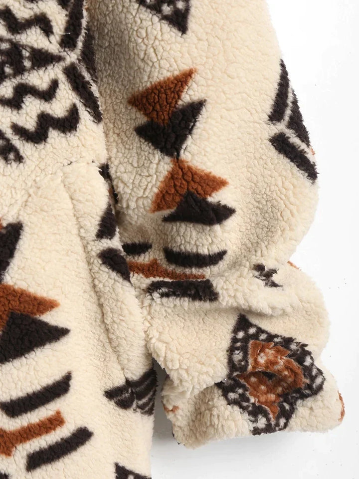 Beige Sherpa-Jacke mit geometrischem Muster, warmes Winterkleidungsstück, weiches Fleece-Material.