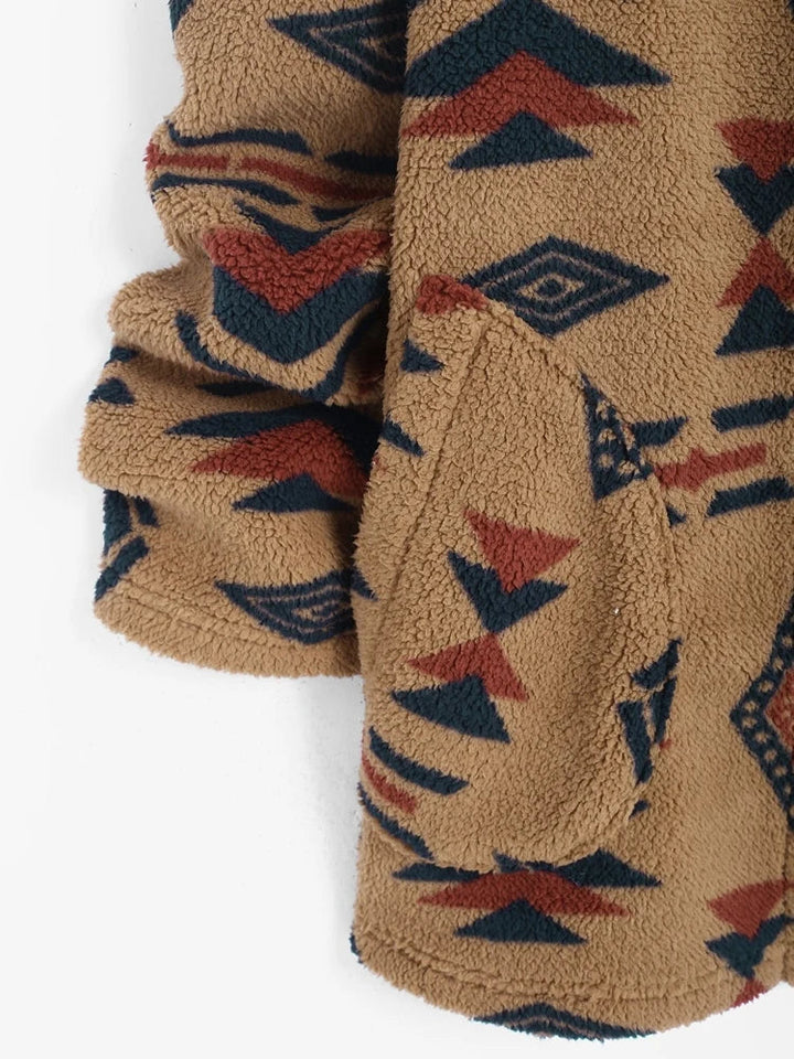 Brauner Fleece-Pullover mit geometrischem Muster, warm, gemütlich, ideal für Herbst und Winter.