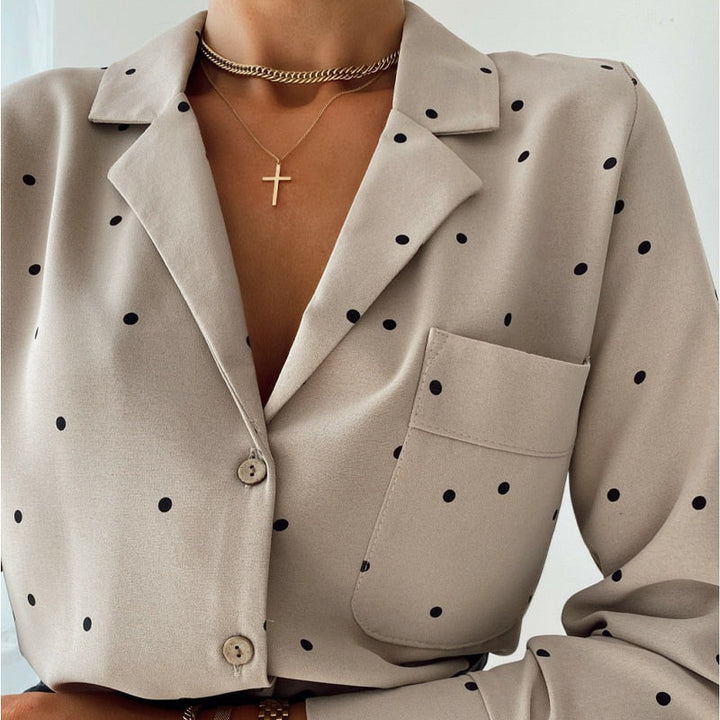 Beige Bluse mit schwarzen Punkten, Knopfleiste, Brusttasche, Damenmode, eleganter Look