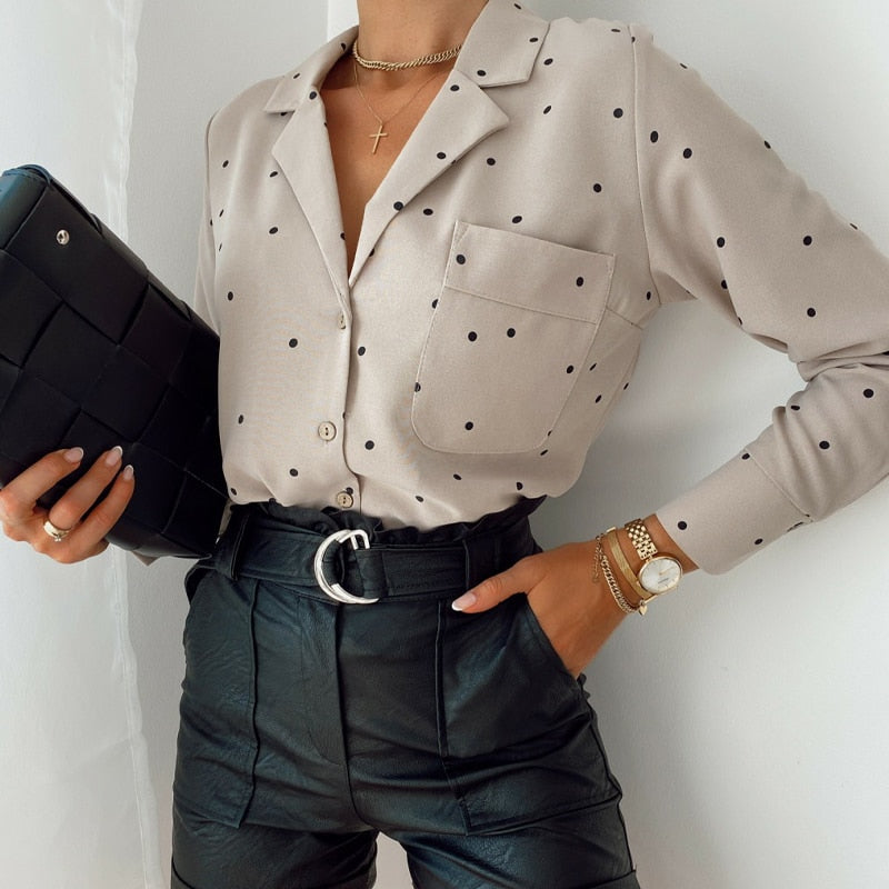 Elegante Damenbluse mit schwarzen Punkten, beige, kombiniert mit schwarzer Lederhose.