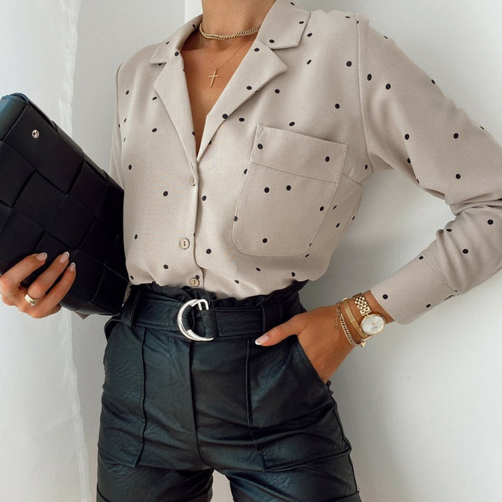 Elegante Damenbluse mit schwarzen Punkten, beige, kombiniert mit schwarzer Lederhose.