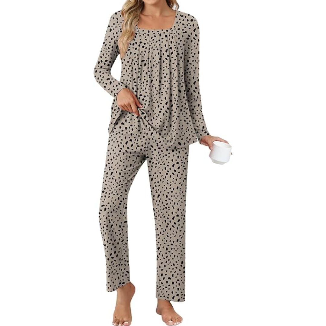 Frau in gepunktetem Pyjama-Set, beige, langärmelig, mit Tasse, gemütliche Nachtwäsche.