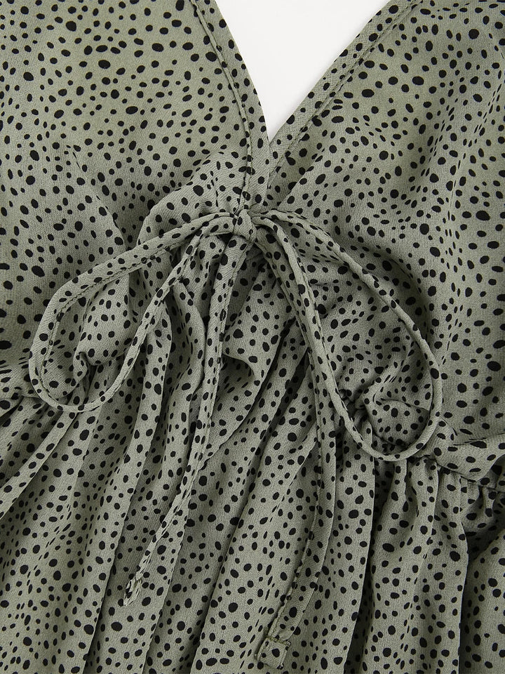 Grünes gepunktetes Chiffonkleid mit V-Ausschnitt und Schleifendetail, Damenmode.