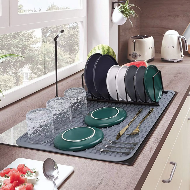 Abtropfgestell Küche, schwarz, mit Geschirr, Gläsern, Besteck, auf grauer Abtropfmatte, modern.