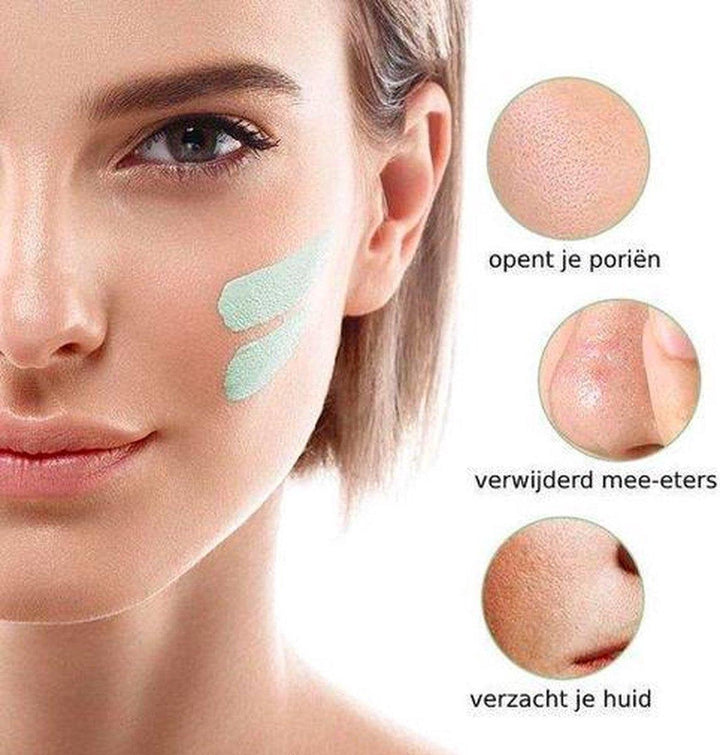 Frau mit Gesichtsmaske, Nahaufnahme, Porenreinigung, Mitesserentfernung, Hautpflegeprodukt.