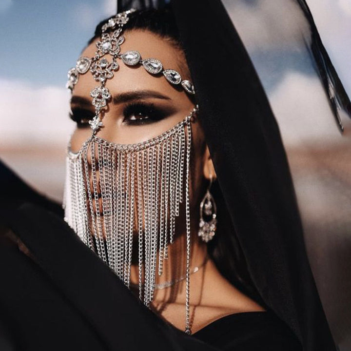 Frau mit silbernem, orientalischem Kopfschmuck und Ketten, traditionelles Accessoire, Nahaufnahme.