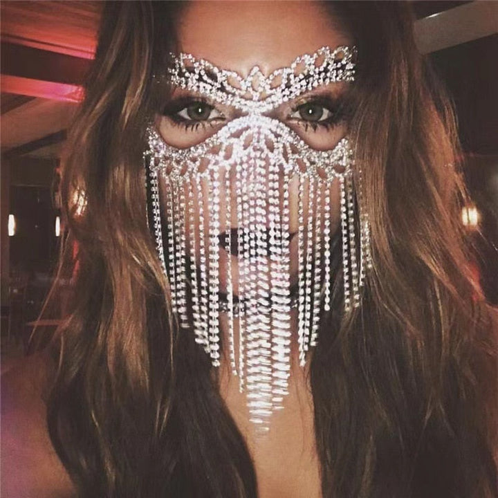 Frau mit silberner Strass-Gesichtsmaske, glamouröses Accessoire, Party, Abendmode.
