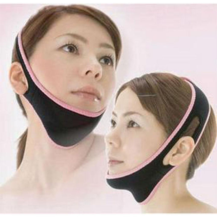Frau trägt schwarzes Kinnband mit rosa Rand, Gesichtsstütze, Anti-Aging, Hautstraffung.