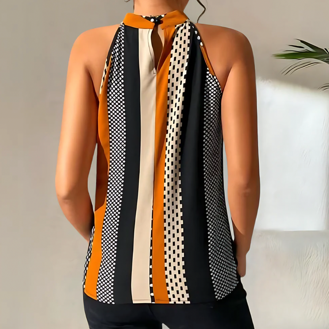 Frau in ärmelloser, gestreifter Bluse in Schwarz, Weiß und Orange, Rückansicht.