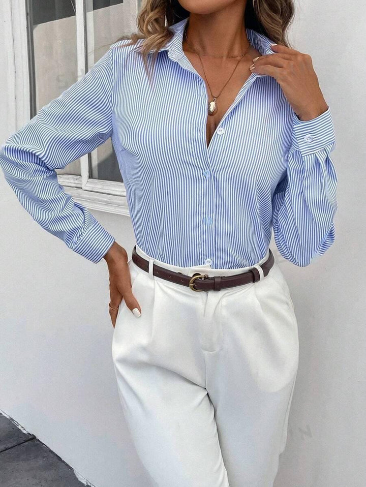 Frau in blau-weiß gestreifter Bluse und weißer Hose, eleganter Business-Look, Mode 2023.