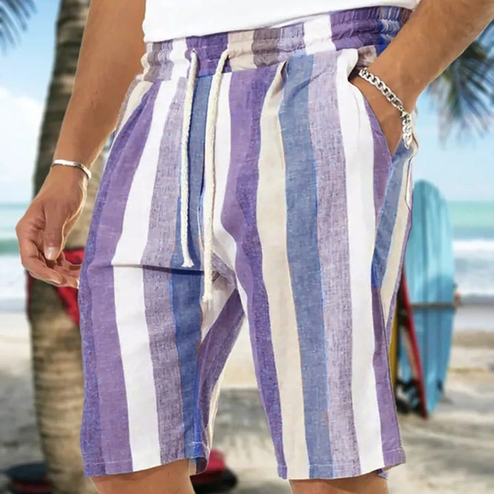 Lila-weiß gestreifte Herren-Shorts aus Leinen, ideal für Sommer und Strandmode.