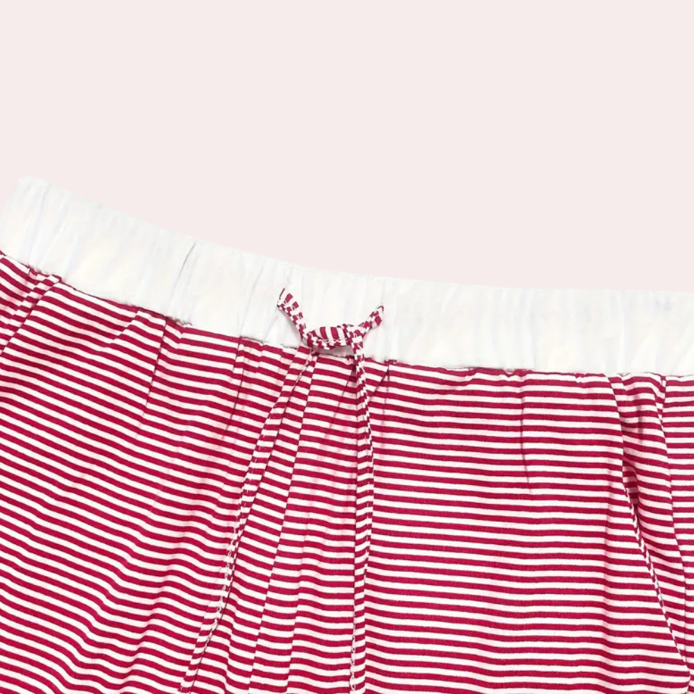 Rot-weiß gestreifte Pyjamahose aus Baumwolle mit Kordelzug, bequem und atmungsaktiv.