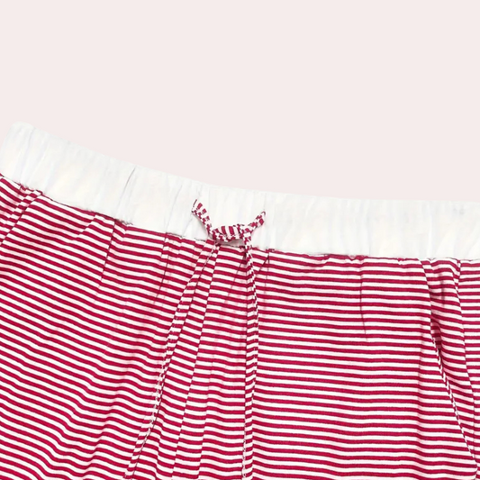 Rot-weiß gestreifte Pyjamahose aus Baumwolle mit Kordelzug, bequem und atmungsaktiv.