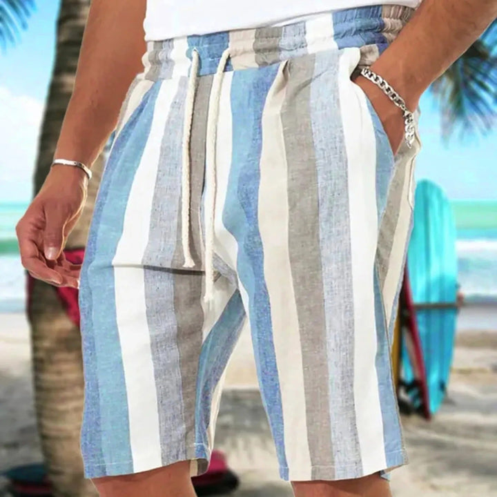 Gestreifte Herren-Shorts aus Leinen in Blau und Beige am Strand, Sommermode.