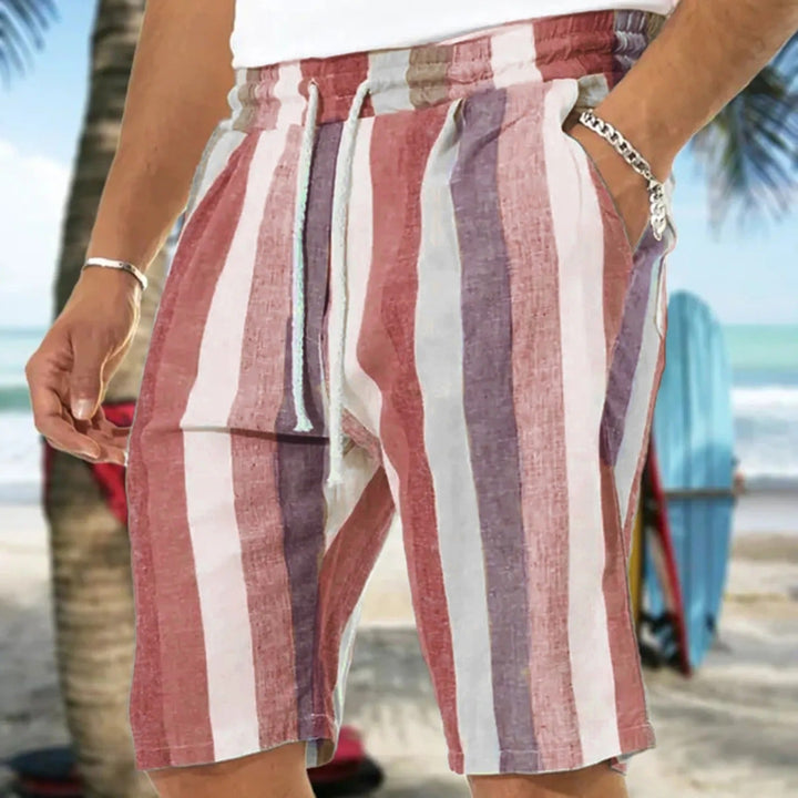 Gestreifte Herren-Shorts in Rot, Weiß, Blau, Leinen, Strandmode, Sommerkleidung.