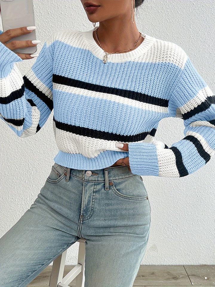 Frau trägt gestreiften Pullover in Blau-Weiß, Jeans, modisch, lässig, Strickmode, Herbst.