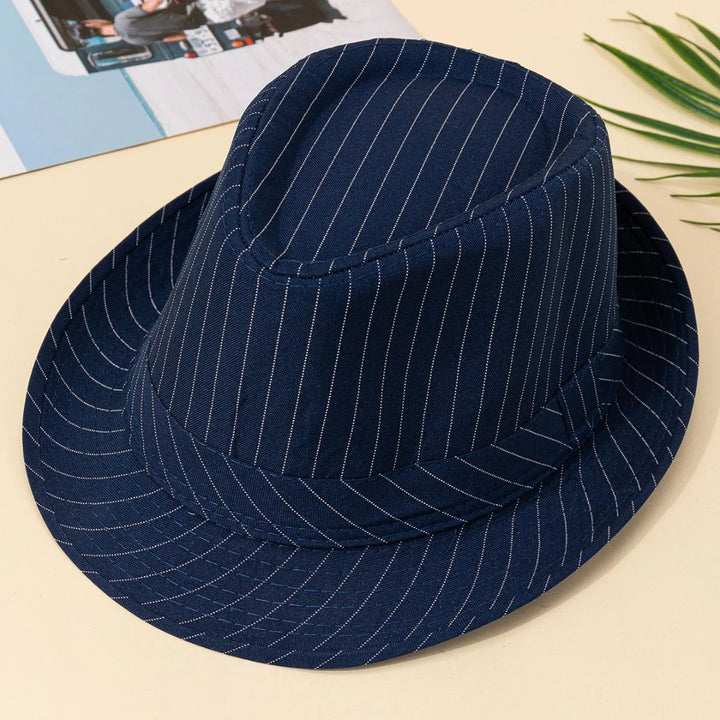 Dunkelblauer Nadelstreifen-Fedora-Hut, elegantes Design, Herrenmode-Accessoire.