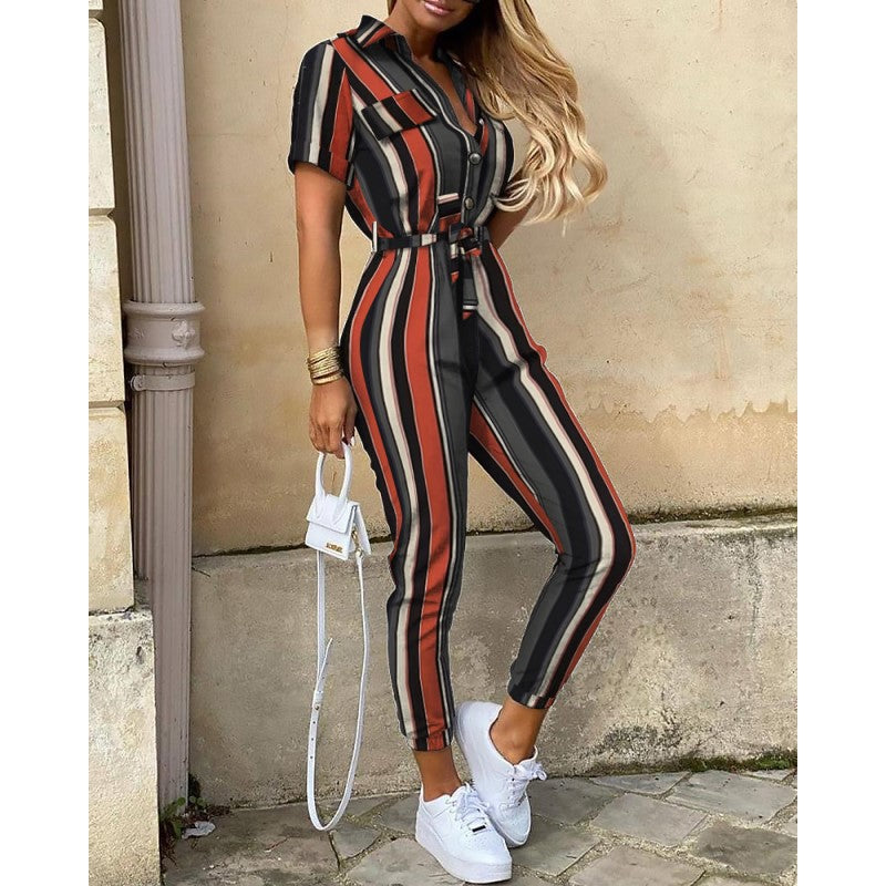Gestreifter Jumpsuit mit Gürtel, kurze Ärmel, rot-schwarz, Damenmode, Sommeroutfit.