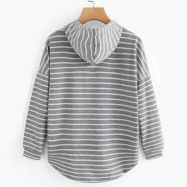 Grauer gestreifter Kapuzenpullover aus Baumwolle, lässig, langärmelig, auf Holzkleiderbügel.
