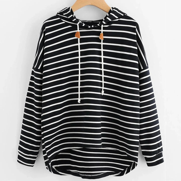 Schwarz-weiß gestreiftes Kapuzenpullover aus Baumwolle mit Kordelzug, lässiger Stil.