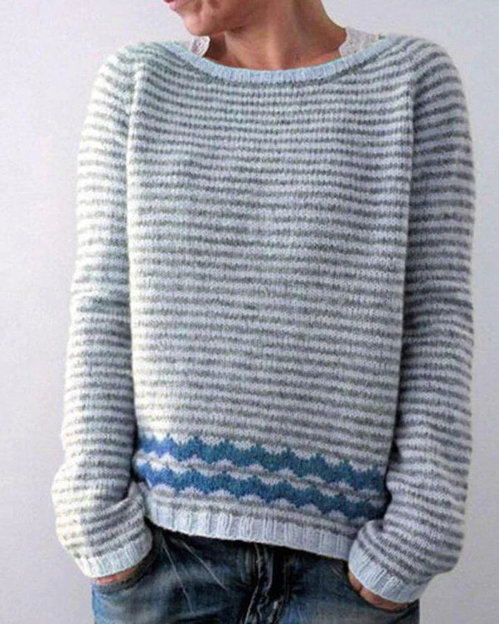 Frau trägt gestreiften Pullover, blau-grau, Strickmode, lässig, Herbst-Winter, Damenbekleidung.