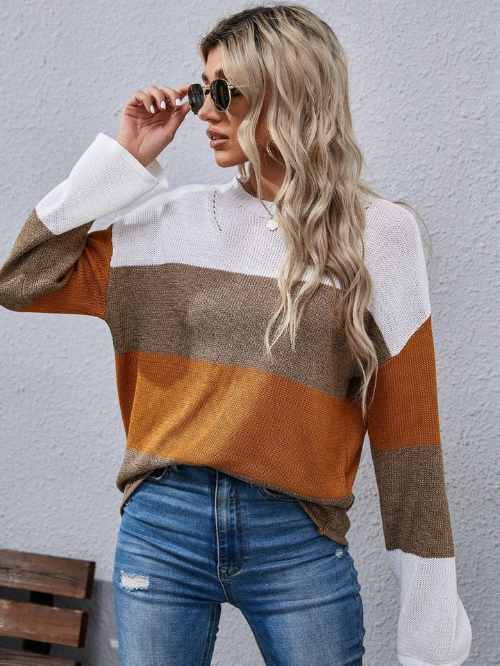 Frau in gestreiftem Pullover, Herbstfarben, Sonnenbrille, blonde Haare, lässiger Stil.