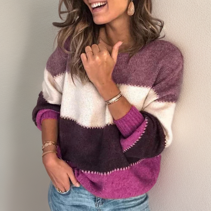 Frau trägt gestreiften Pullover in Lila, Weiß, Pink; modisch, lässig, Herbstmode, Damenbekleidung.