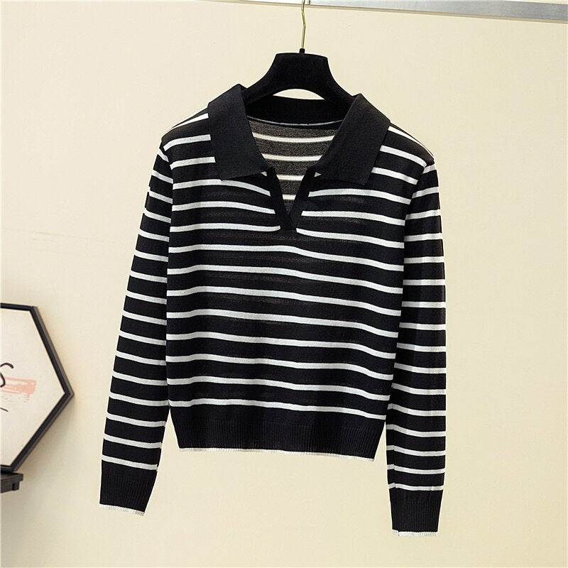 Schwarz-weiß gestreifter Pullover mit Kragen, langärmelig, modisch, Damenbekleidung.