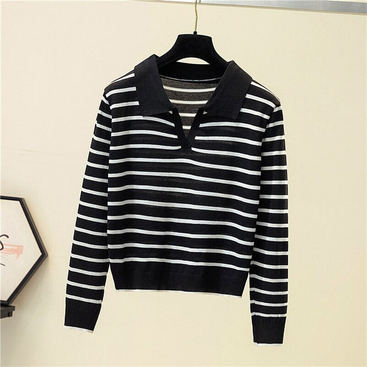 Schwarz-weiß gestreifter Pullover mit Kragen, langärmelig, modisch, Damenbekleidung.