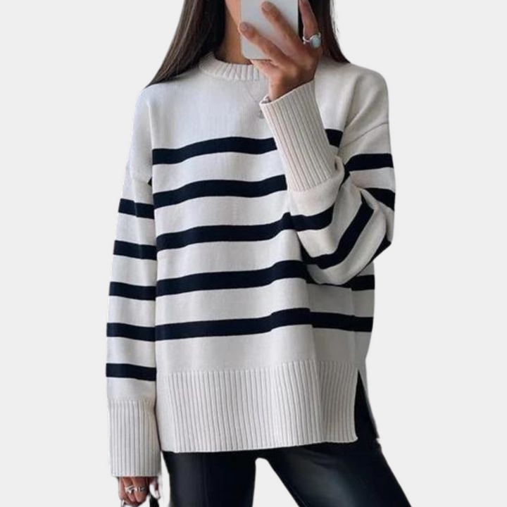 Frau in gestreiftem Pullover, schwarz-weiß, Strick, lässig, modisch, Herbstmode.