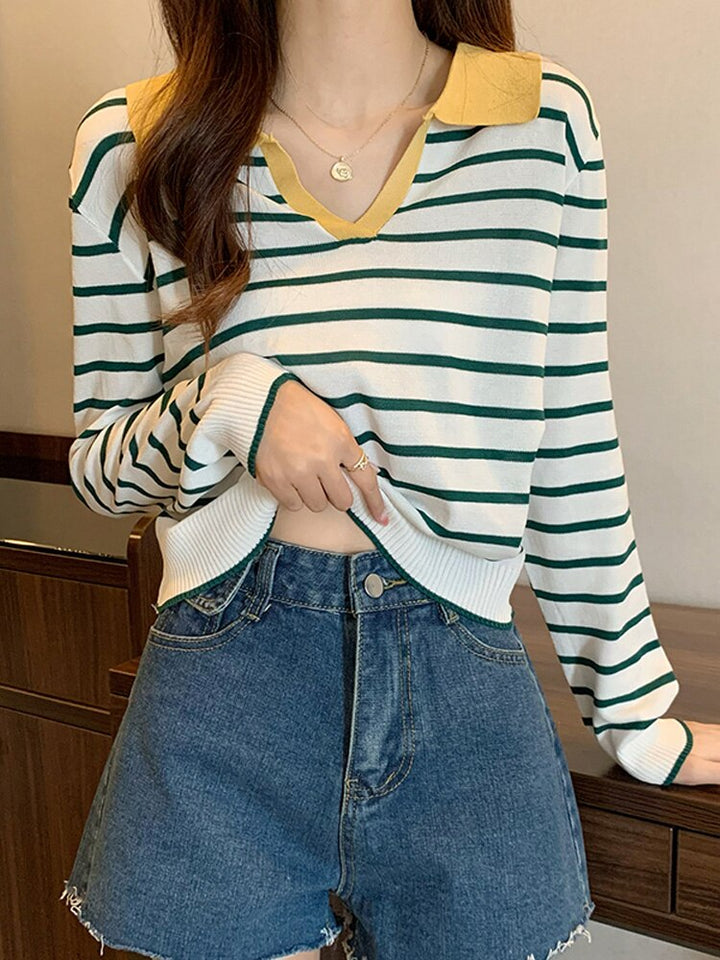 Frau trägt gestreiften Pullover, gelber Kragen, blaue Jeansshorts, modisch, lässig.
