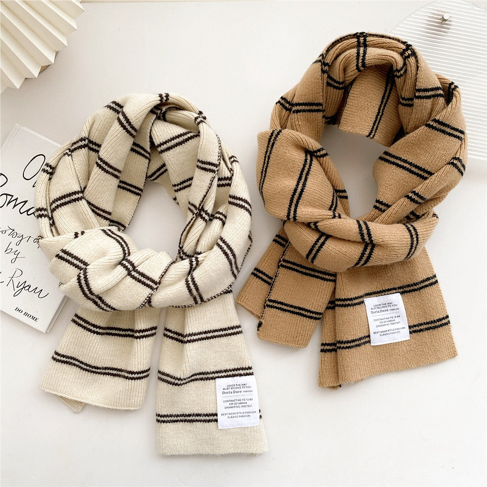 Zwei gestreifte Schals, beige und weiß, aus Wolle, modisch, warm, für Herbst und Winter.