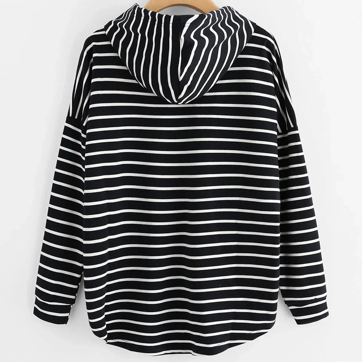 Schwarz-weiß gestreifter Kapuzenpullover, langärmelig, Baumwolle, lässiger Stil.