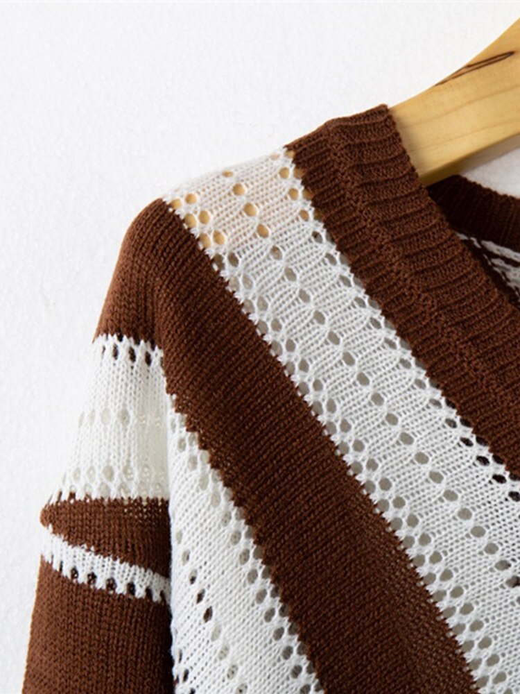 Braun-weiß gestreifter Strickpullover, Damenmode, Baumwolle, Herbstkleidung, Detailansicht.