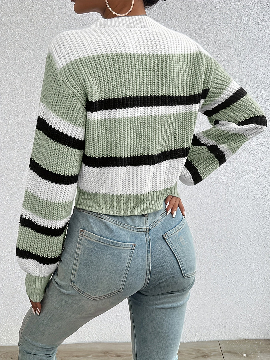 Grüner gestreifter Strickpullover Damenmode, lässig, langärmelig, Herbstkleidung.