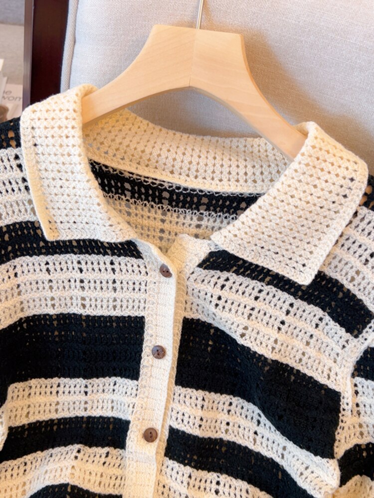 Schwarz-weiß gestreifte Strickjacke mit Knöpfen, Häkelmuster, Damenmode, elegant.