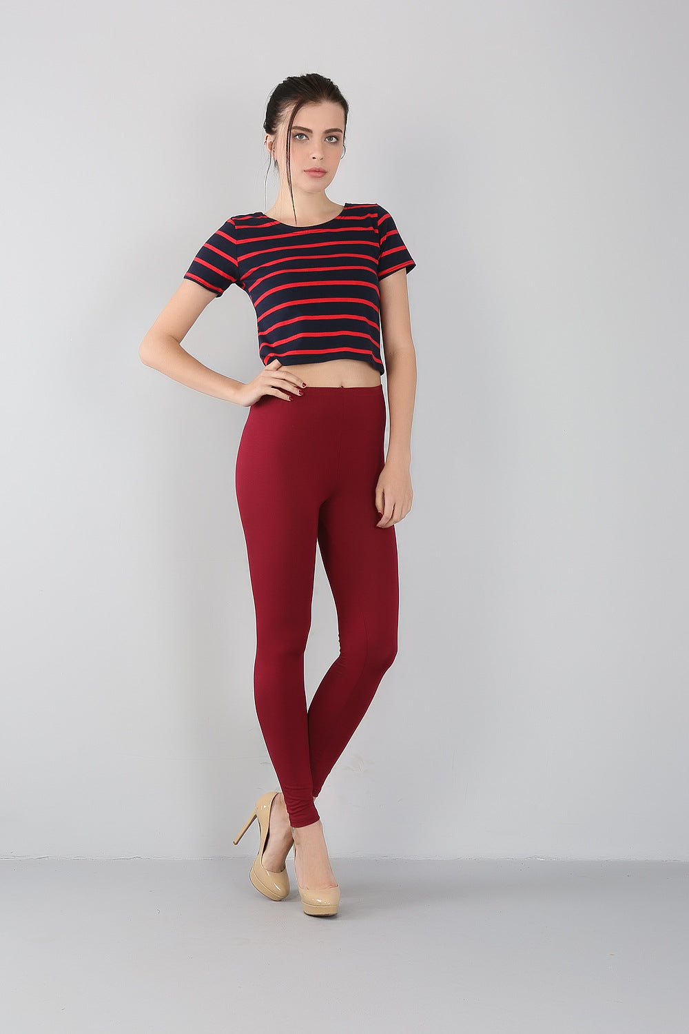 Frau in gestreiftem T-Shirt und roten Leggings, Mode, Freizeitkleidung, Damenbekleidung.