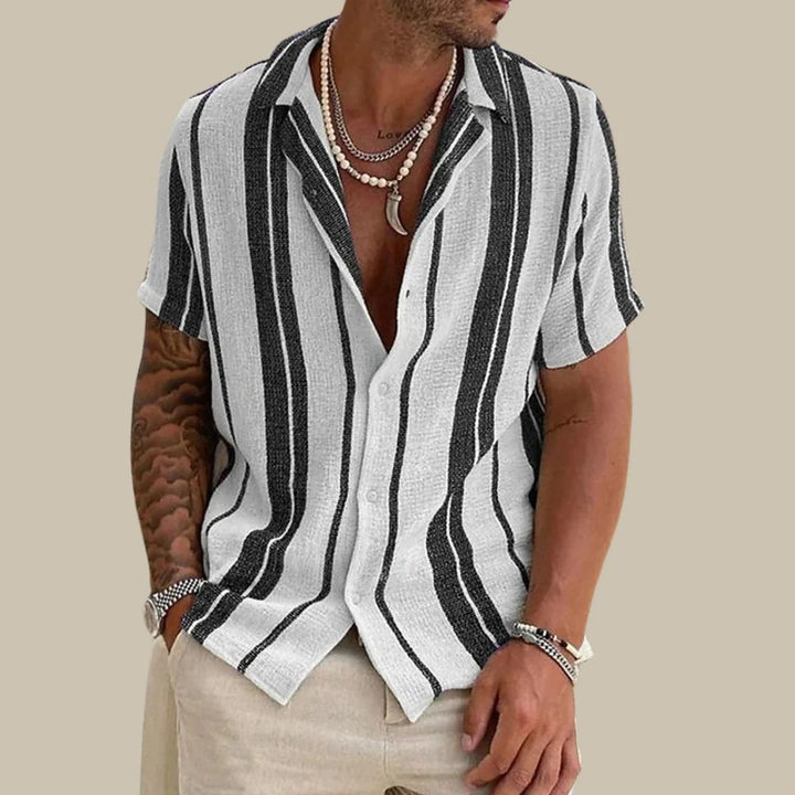 Herrenhemd mit Streifenmuster, kurzärmelig, schwarz-weiß, lässig, Sommermode.