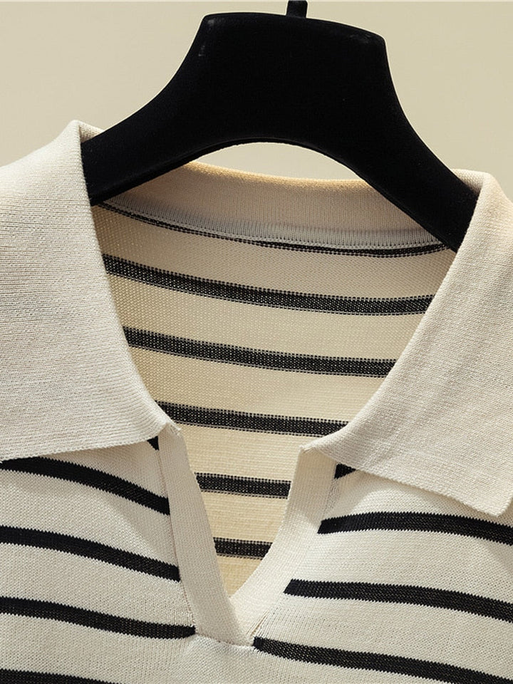 Gestreiftes Poloshirt, schwarz-weiß, Baumwolle, V-Ausschnitt, Herrenmode, elegant, klassisch.
