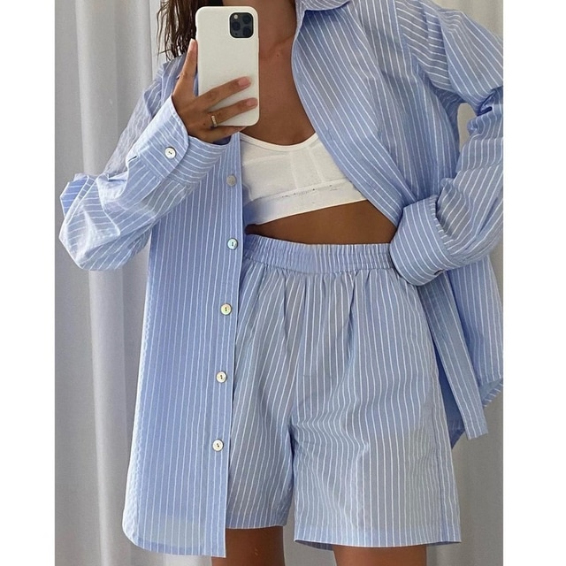 Damen Pyjama-Set, blau-weiß gestreift, Langarmhemd, High-Waist-Shorts, bequem, modisch.