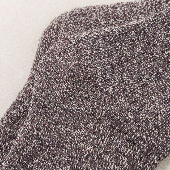 Braune Stricksocken aus Wolle, Nahaufnahme, weiches Material, gemütliche Winterbekleidung.
