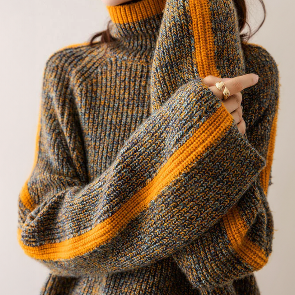 Frau in gestricktem Pullover mit orangefarbenen Streifen, Wintermode, gemütlich, warm.