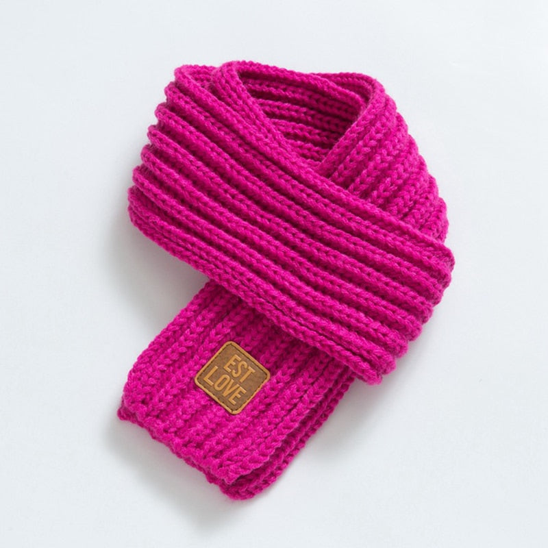 Pinker Strickschal aus Wolle mit Etikett, modisches Accessoire für Damen, warm und stilvoll.