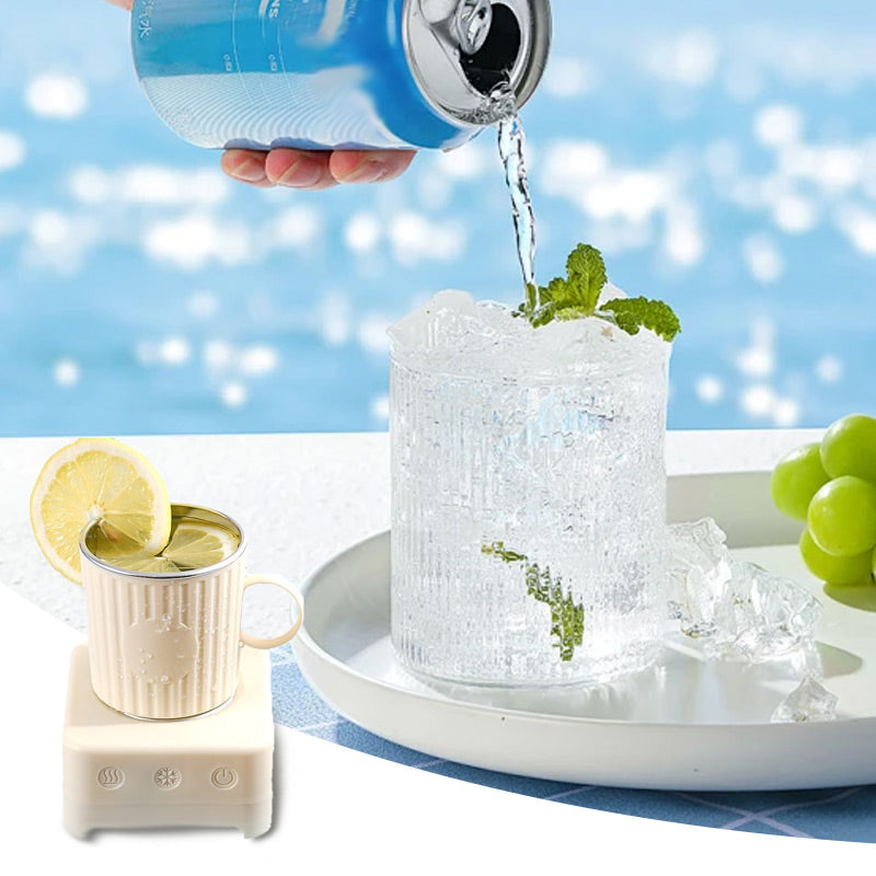 Offene Getränkedose über Glas mit Eis und Minze, daneben Tasse auf weißem Untersetzer.
