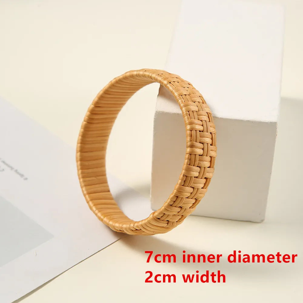 Geflochtenes Armband aus Rattan, 7cm Innendurchmesser, 2cm Breite, natürliches Design.