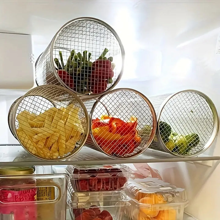 Drahtkörbe im Kühlschrank mit Gemüse, Kartoffeln, Paprika, Gurken; Küchenorganisation.